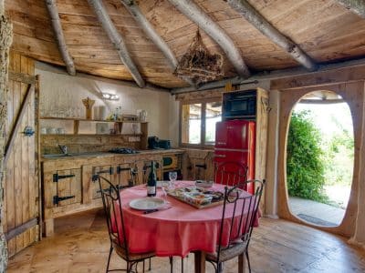 Cabane en bois au Languedoc-Roussillon, avec un intérieur chaleureux et une vue accueillante.