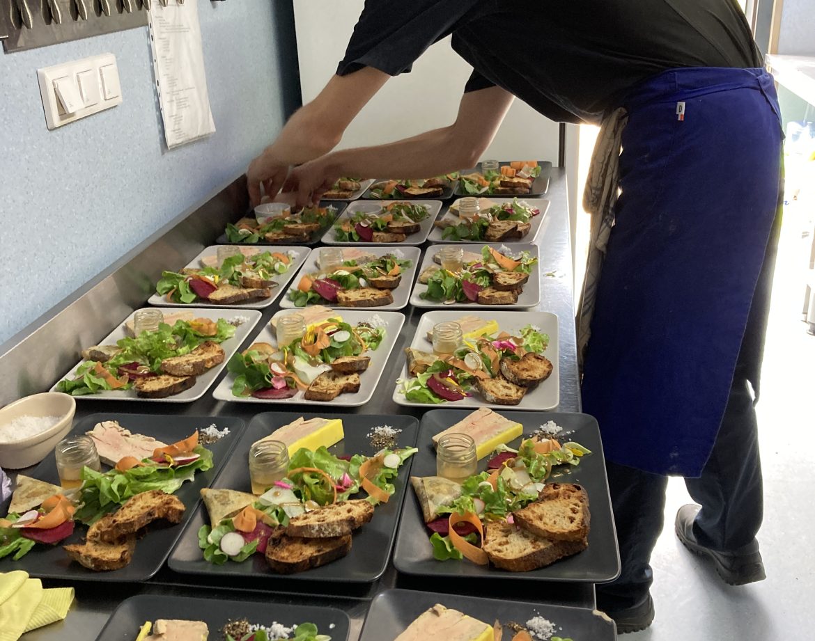 Hébergement insolite en Languedoc-Roussillon : repas préparés avec soin sur assiettes élégantes.