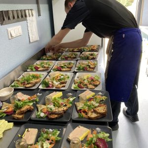 Hébergement insolite en Languedoc-Roussillon : repas préparés avec soin sur assiettes élégantes.