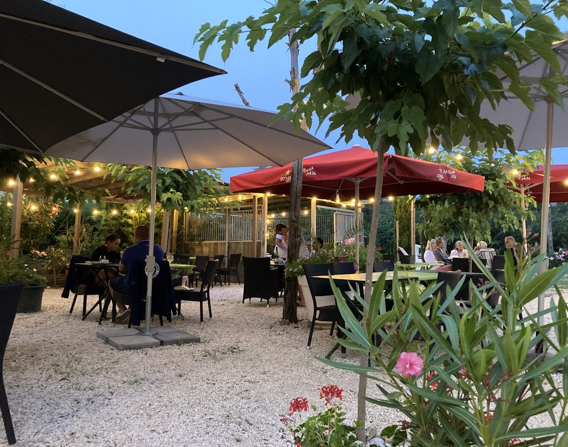 Hébergement insolite en Languedoc-Roussillon, avec terrasses ombragées et ambiance conviviale.