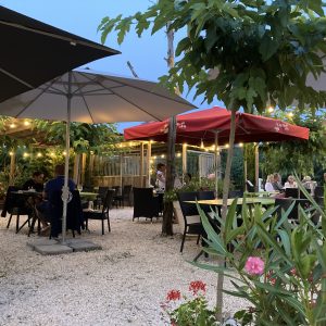 Hébergement insolite en Languedoc-Roussillon, avec terrasses ombragées et ambiance conviviale.