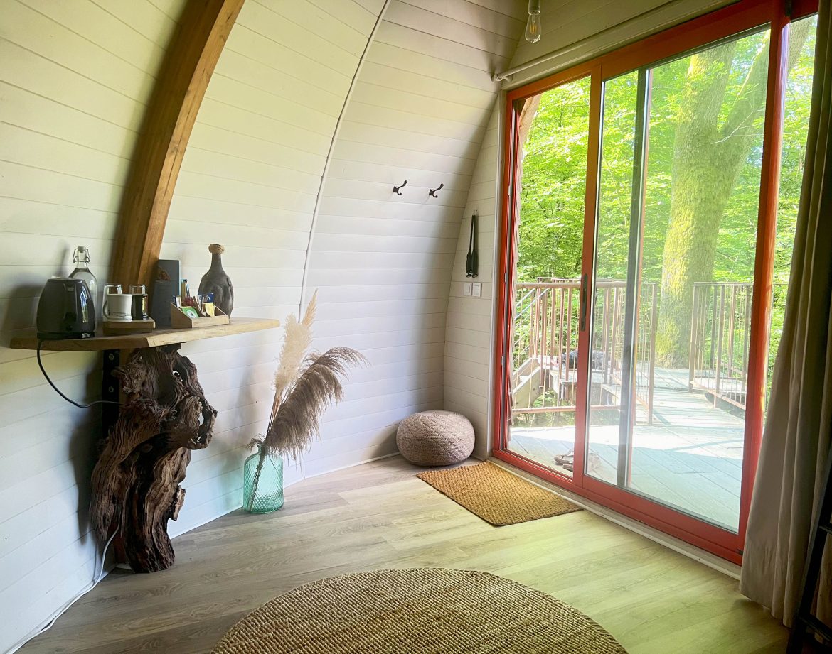 Hébergement insolite en Bourgogne : cabane moderne avec grande baie vitrée et bois naturel.