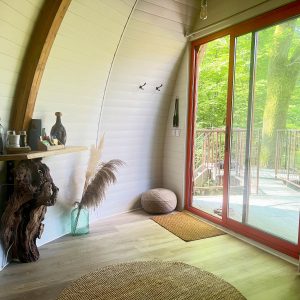 Hébergement insolite en Bourgogne : cabane moderne avec grande baie vitrée et bois naturel.