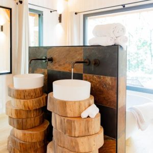 Hébergement insolite en Midi-Pyrénées avec lavabo en bois original et vue sur la nature.