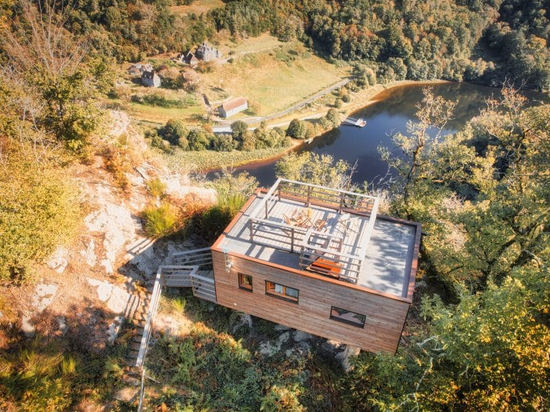 Cabane perchée à Limousin avec terrasse panoramique sur le lac et la nature environnante.