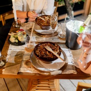 Dîner romantique dans un hébergement insolite en bois, ambiance chaleureuse et conviviale.