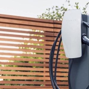 Hébergement insolite en Midi-Pyrénées avec borne de recharge Tesla et ambiance naturelle.