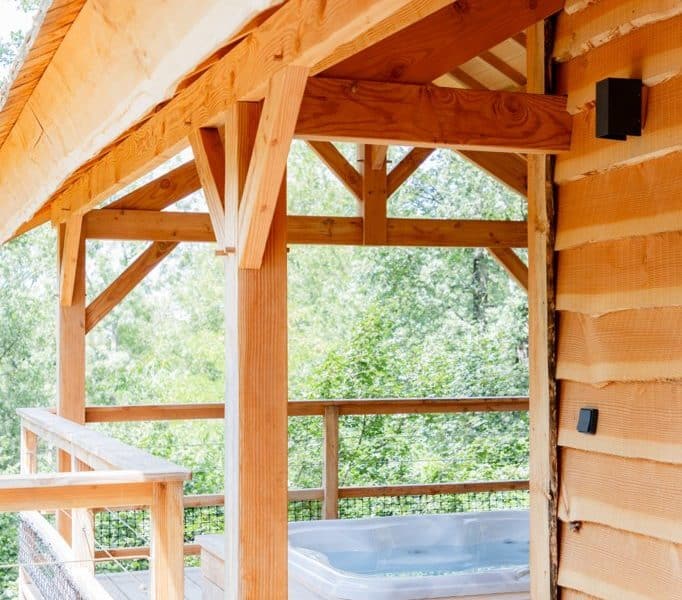Cabane en bois avec terrasse, jacuzzi extérieur et vue sur la nature en Midi-Pyrénées.