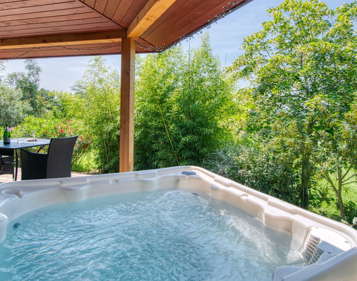 Hébergement insolite avec jacuzzi extérieur, entouré de verdure à Languedoc-Roussillon.