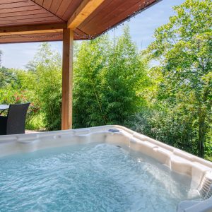 Hébergement insolite avec jacuzzi extérieur, entouré de verdure à Languedoc-Roussillon.