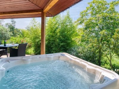 Hébergement insolite avec jacuzzi extérieur, entouré de verdure à Languedoc-Roussillon.