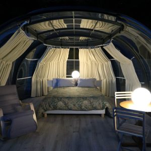 Hébergement insolite en bulle à Midi-Pyrénées, avec lit douillet et éclairage moderne.
