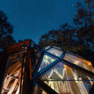 Hébergement insolite en verre sous les étoiles, entouré de nature à Languedoc-Roussillon.