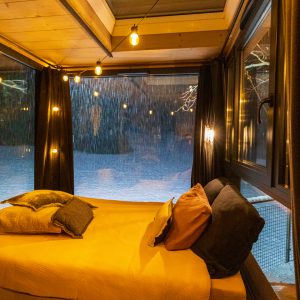 Hébergement insolite en Auvergne-Rhône-Alpes, avec lit confortable et vue sur la neige.