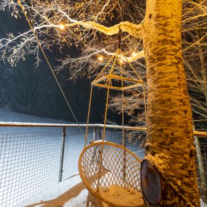 Hébergement insolite en Auvergne-Rhône-Alpes, balançoire suspendue sous les lumières.