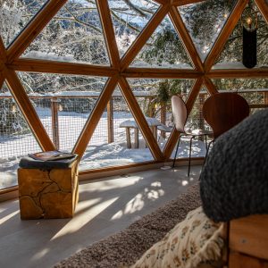 Hébergement insolite en dôme géodésique, lumineux avec vue sur la neige.