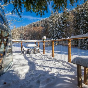 Hébergement insolite en igloo, avec vue sur la neige et les sapins en Auvergne-Rhône-Alpes.