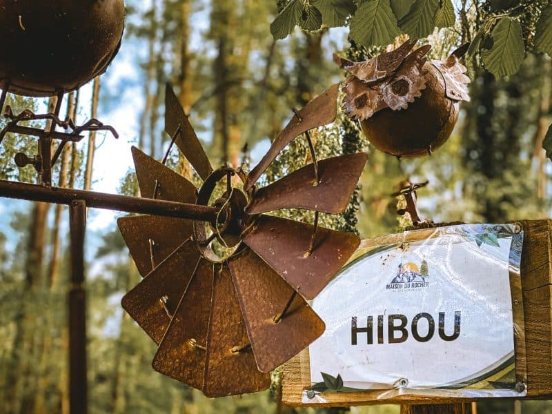 Hébergement insolite en Île-de-France : cabane Hibou avec décor en métal artistique.