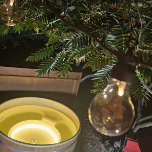 Hébergement insolite en Midi-Pyrénées avec jacuzzi sous les étoiles et éclairage chaleureux.
