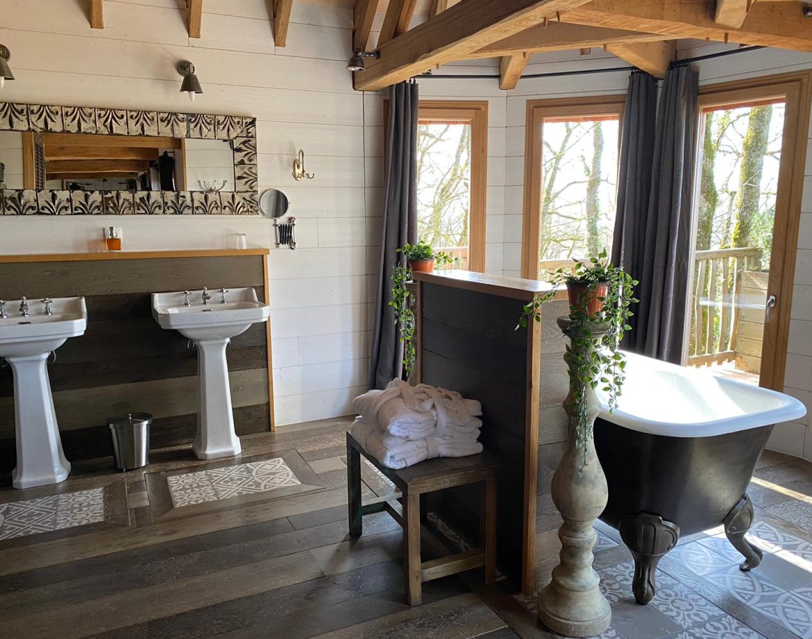 Hébergement insolite en Aquitaine : salle de bain élégante avec baignoire sur pieds.