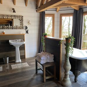 Hébergement insolite en Aquitaine : salle de bain élégante avec baignoire sur pieds.