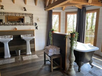 Hébergement insolite en Aquitaine : salle de bain élégante avec baignoire sur pieds.