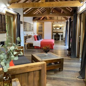 Hébergement insolite en Aquitaine : charmante cabane en bois avec poutres apparentes.