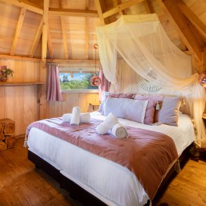 Chalet en bois douillet avec lit king-size et décoration chaleureuse à Aquitaine.