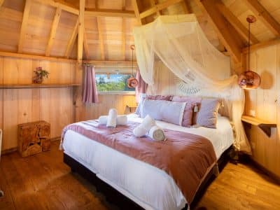 Chalet en bois douillet avec lit king-size et décoration chaleureuse à Aquitaine.