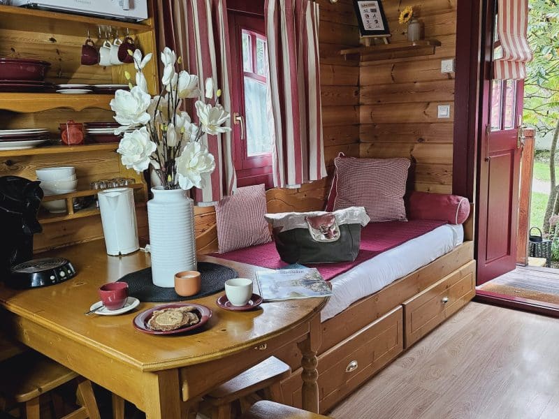 Chalet en bois cosy avec un coin salon accueillant et une vue sur le jardin.