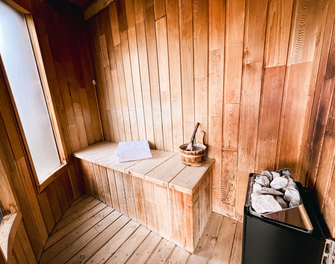 Sauna en bois chaleureux, parfait pour se détendre après une journée daventure en Aquitaine.