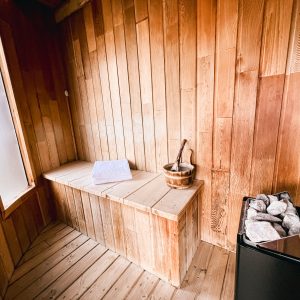 Sauna en bois chaleureux, parfait pour se détendre après une journée daventure en Aquitaine.