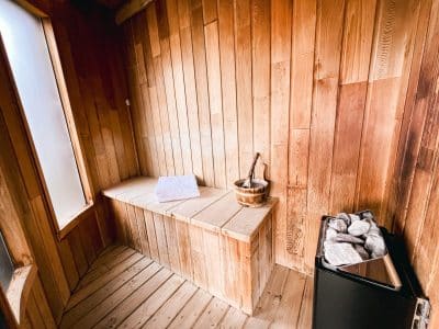 Sauna en bois chaleureux, parfait pour se détendre après une journée daventure en Aquitaine.