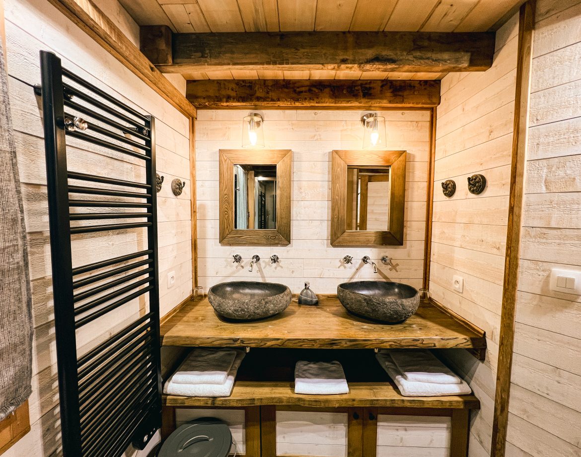 Salle de bains dun hébergement insolite en Aquitaine avec lavabos en pierre.