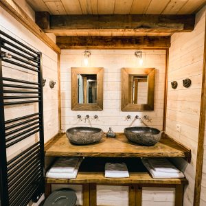 Salle de bains dun hébergement insolite en Aquitaine avec lavabos en pierre.