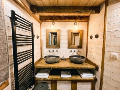 Salle de bains dun hébergement insolite en Aquitaine avec lavabos en pierre.