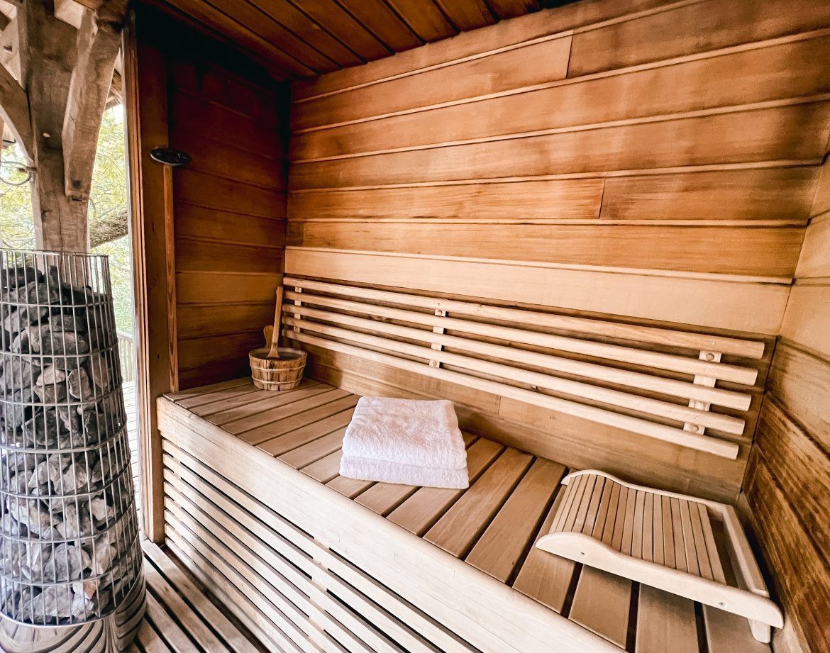 Sauna en bois chaleureux, avec bancs confortables et ambiance apaisante.