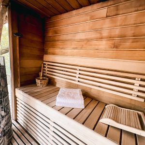 Sauna en bois chaleureux, avec bancs confortables et ambiance apaisante.