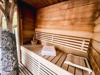 Sauna en bois chaleureux, avec bancs confortables et ambiance apaisante.
