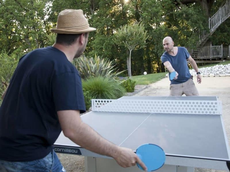 Hébergement de vacances avec table de ping-pong en extérieur, ambiance conviviale.