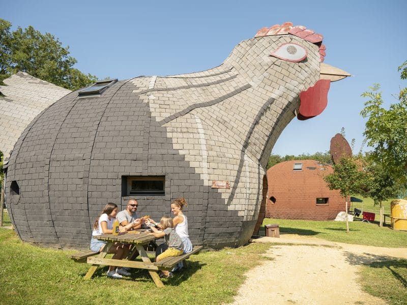Hébergement insolite en forme de poule en Nouvelle-Aquitaine, idéal pour les familles.