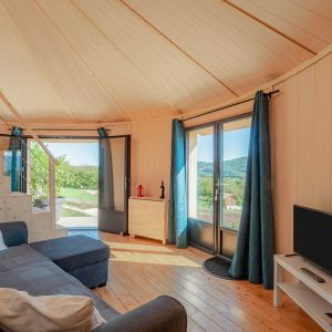 Hébergement insolite en Aquitaine : charmante cabane avec vue panoramique et lumière naturelle.
