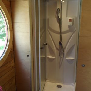 Douche moderne dans un hébergement insolite en bois en Nouvelle-Aquitaine.