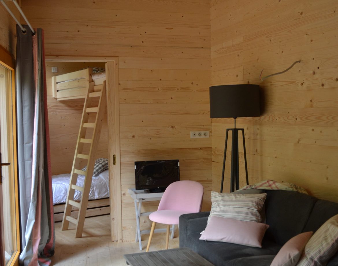 Hébergement insolite en bois à Nouvelle-Aquitaine, intérieur chaleureux et lumineux.