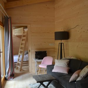 Hébergement insolite en bois à Nouvelle-Aquitaine, intérieur chaleureux et lumineux.