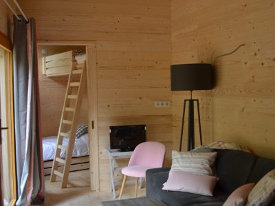 Hébergement insolite en bois à Nouvelle-Aquitaine, intérieur chaleureux et lumineux.