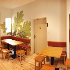 Hébergement insolite en Nouvelle-Aquitaine, intérieur chaleureux avec bois et cuisine équipée.