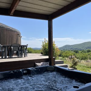 Yourte en Aquitaine avec jacuzzi, vue panoramique sur la nature environnante.