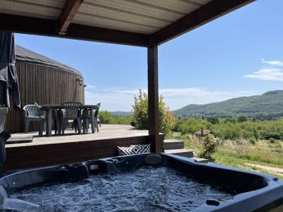 Yourte en Aquitaine avec jacuzzi, vue panoramique sur la nature environnante.