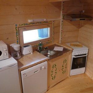 Cuisine en bois dun hébergement insolite en Nouvelle-Aquitaine, cosy et bien équipé.